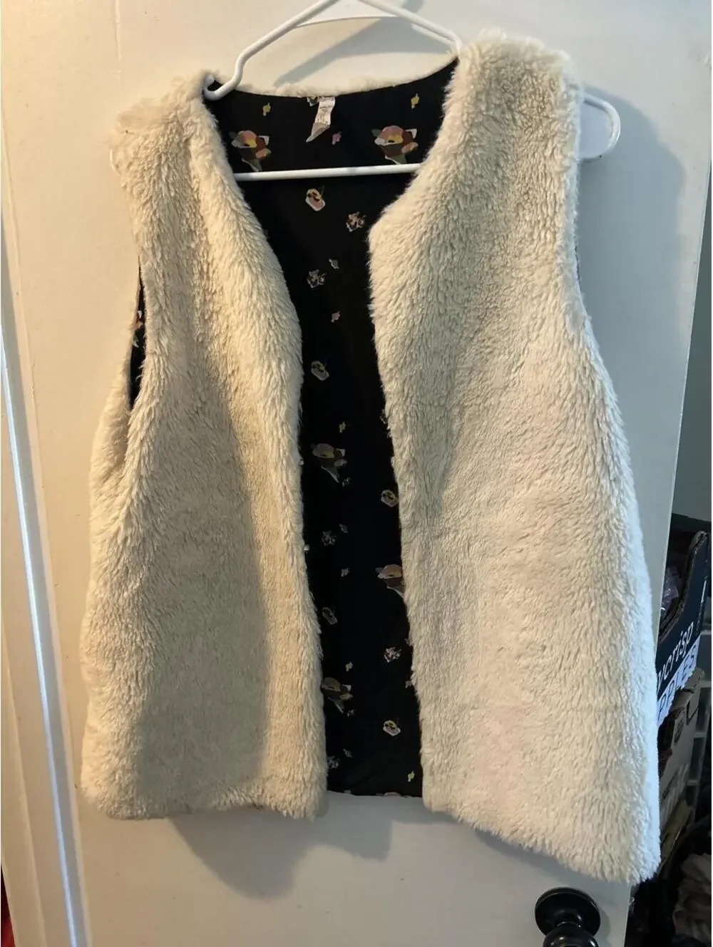 Motilda Jane reversible white faux fur vest with black floral print size 10 yrs